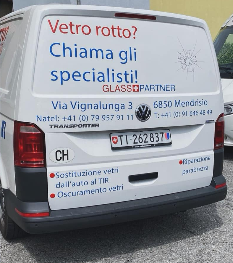 Furgone GlassPartnerMobile per riparazione vetri a domicilio Una vista laterale del furgone di servizio mobile di GlassPartner SA, che evidenzia il brand e il concetto di un'officina itinerante. L'immagine comunica comodità ed efficienza, mostrando che il servizio di riparazione del parabrezza viene portato direttamente dal cliente in Ticino.